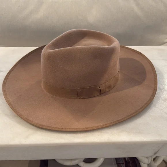 Flat brim tan hat - Picture 3 of 5